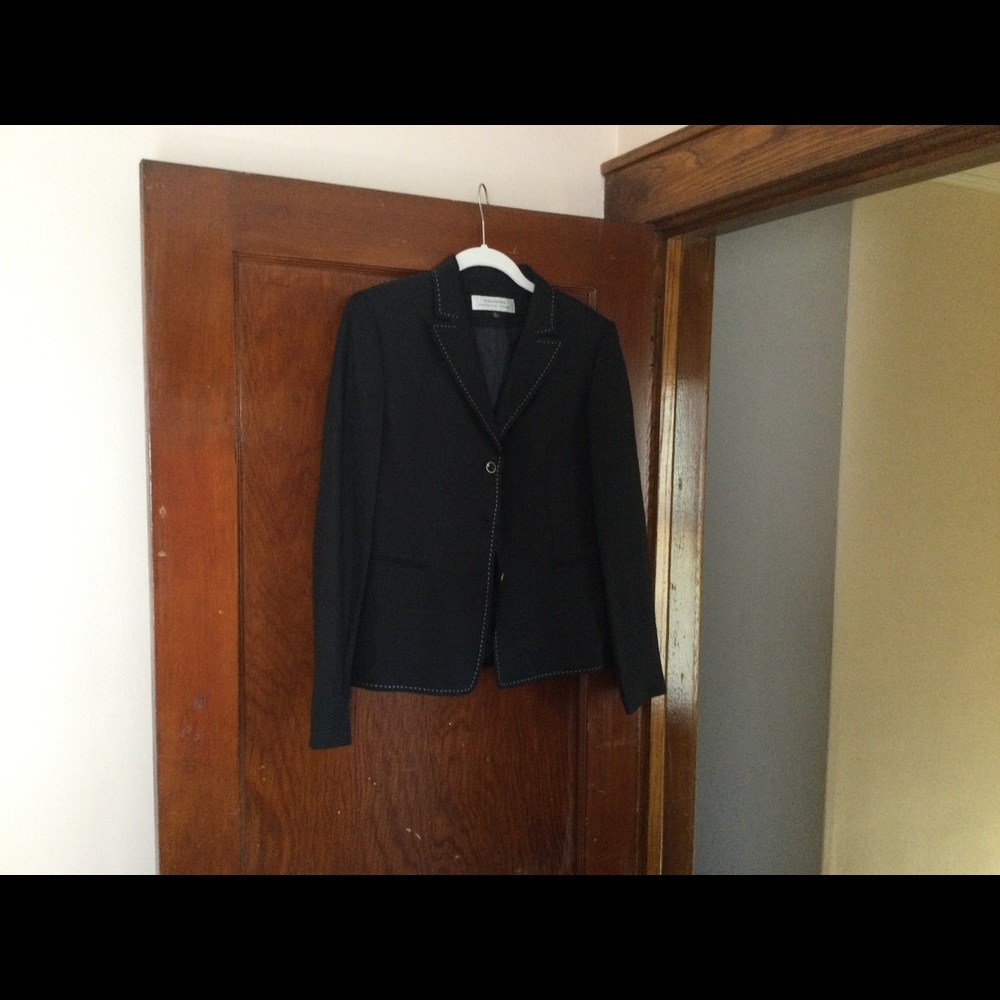 Tahari Women’s Black Blazer